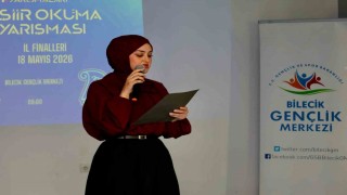 Şiir Okuma Yarışmasında dereceye giren gençlere ödül