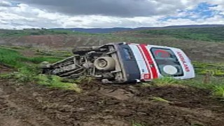 Siirtte ambulans şarampole devrildi: 3 sağlık personeli yaralandı