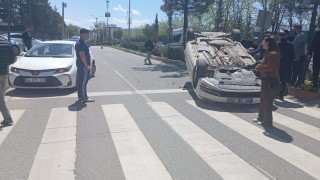 Siirtte kazada iki sürücü araçlarda sıkıştı