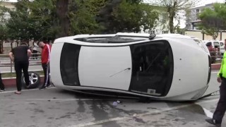 Siirtte otomobil refüje çarptı: 3 yaralı