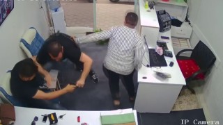 Silahla döviz bürosunu basan husumetlisine karşı boğuşarak hayatta kalmayı başardı