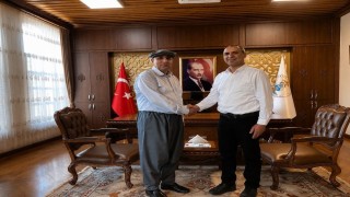 Silifke Kaymakamı Aslaner şalvar giyip kasket taktı, çiftçilerin gününü kutladı