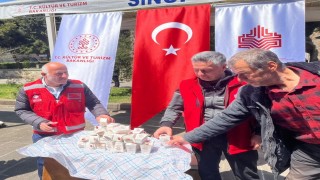 Sinopta Vakıf Haftası programında vatandaşlara lokum ikram edildi