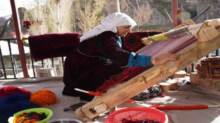 Şırnaklı kadınların ilmek ilmek işlediği seccadeler 20 bin liradan satılıyor