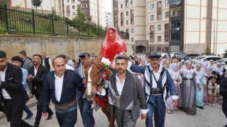 Şırnakta dünyaevine giren gelin, asırlık gelenekle baba evinden alındı