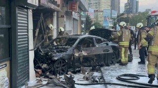 Şişlide lüks araç dükkana girdi:2 yaralı