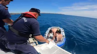 Şişme botları patlayan ve rüzgarla sürüklenen 2 genci sahil güvenlik ekipleri kurtardı