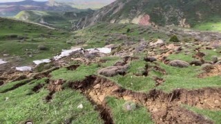 Sivasta karların erimesi ve aralıksız süren yağış heyelana neden oldu