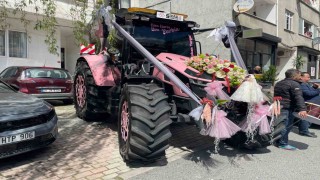Sivastan İstanbula getirdiği pembe traktörle gelin almaya gitti