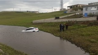 Siverekte otomobil gölete düştü