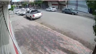 Siverekte park halindeki araca çarpan otomobil yan yattı