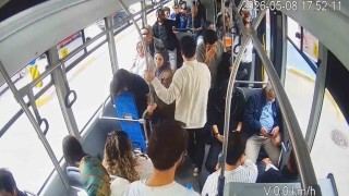 Şoför sürdü, sağlık çalışanı müdahale etti: Otobüsteki panik anları kamerada