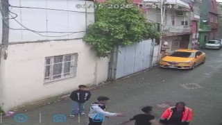 Sokakta yaşayan adamı yumruklayan çocuğa ev hapsi cezası