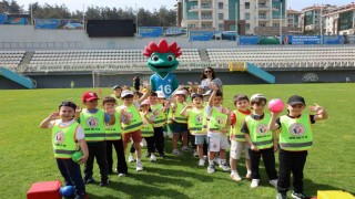 Spor Şenliklerinde sıra minik öğrencilerin