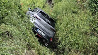Su kanalına devrilen otomobildeki 2 kişi yaralandı