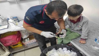 Su matarasına sıkışan parmağı hastanede çıkardılar