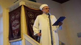 Sultan Abdülmecidin şifa bulduğuna inanılan camide 100 yıllık kılıçla bayram hutbesi