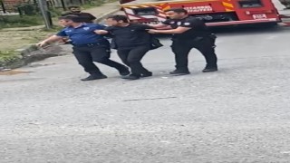 Sultangazide bir şahıs annesini evde rehin aldı