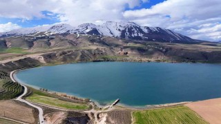 Süphan Dağı ve Aygır Gölünün bahar manzarası hayranlık uyandırıyor