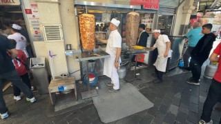 Taksimde doğalgaz onarımı uzun sürünce esnaf, çareyi tüp kullanarak buldu