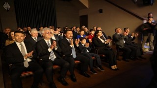 Tarihe tanıklık eden meclis binasında ilk perde Bu Da Geçer Ya Hu adlı tiyatro oyunuyla açıldı