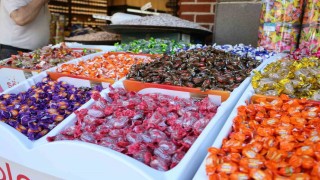 Tarihi Kemeraltı Çarşısında Kurban Bayramı yoğunluğu yaşanıyor