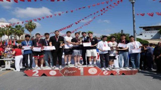 Tarsusta 19 Mayıs coşkusu, genç sporcular ödüllendirildi