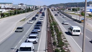 Tatilcilerin dönüş yoluna geçmesiyle Afyonkarahisarda trafik yoğunluğu başladı