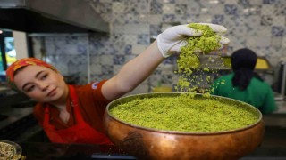 Tatlıcılarda yoğunluk başladı, uzmanından ucuz tatlı uyarısı geldi