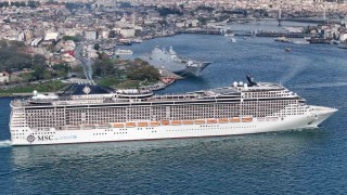 TCG Anadolu turistlerin ilgi odağı oldu