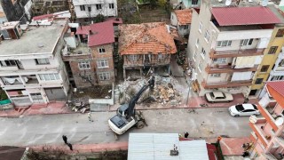 Tehlike oluşturan ve suç yuvasına dönen metruk binalar yıkılıyor
