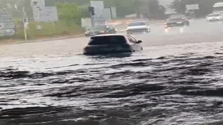 Tekirdağda 10 dakikalık sağanak hayatı felç etti