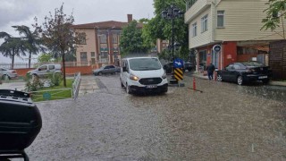 Tekirdağda şiddetli yağış yolları dereye çevirdi