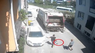 Temizlik işçilerinin topla eğlendiği anlar kamerada