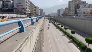 Ters yönde ilerleyerek çalan kornalara ve uyarılara aldırış etmeyen sürücü hayrete düşürdü