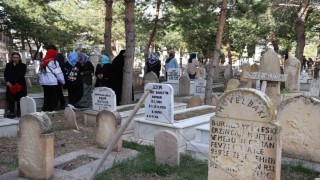 Terzibaba Mezarlığında arife günü yoğunluğu