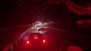 Tır devrildi, yol 3 saat ulaşıma kapandı