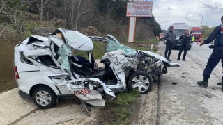 Tıra çarpan hafif ticari araç hurda yığınına döndü: 2 yaralı