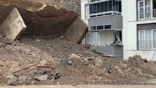 Tokatta istinat duvarı çöktü, park halindeki bir araç sürüklendi