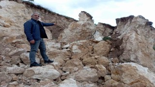 Tokatta köy girişindeki heyelan korkuttu