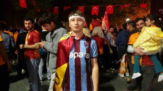 Trabzonlu taraftar Galatasarayın şampiyonluk kutlamasına katıldı
