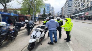Trafik bilinci için lise önünde farkındalık etkinliği