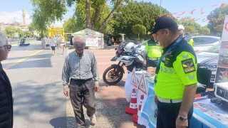 Trafik Haftası etkinliklerinde kurallara uyan 3 sürücüye plaket verildi