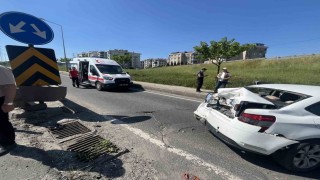 Trafik polisinden örnek davranış: Sürücülerin güvenliği için süpürgeyle yolu süpürdü