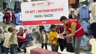 Türk Kızılaydan Gazzeli çocuklara bayramlık sevinci