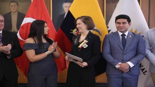 Türkiyenin Ekvador Büyükelçisi Yalçına onur nişanı