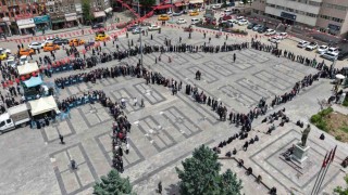 Ücretsiz olduğunu duyan koştu, saatler öncesinden sıraya girdiler: Fide kuyruğu havadan görüntülendi