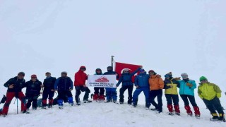 Uludağda mayısta kar sürprizi: 2 metre karda Türk bayrağı dalgalandı