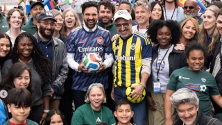Ulukaya ve Mamdani Çocuklarla Sokak Futbolu Oynadı