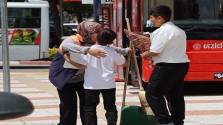 Uşak Belediyesinden çalışan annelere sürpriz Anneler Günü kutlaması